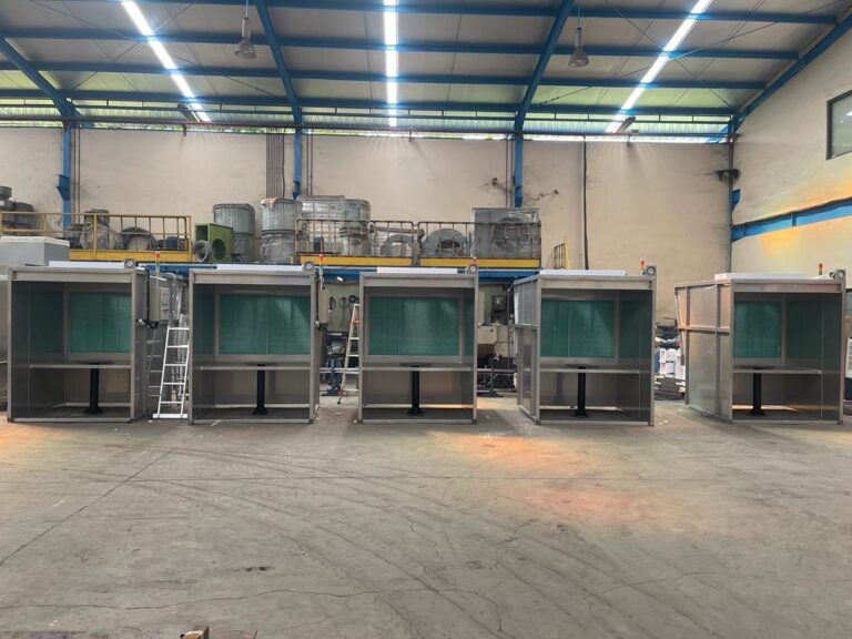 Spray booths with turntable at the Ovindo workshop